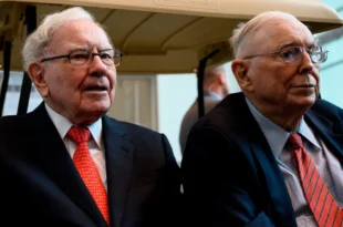Warren Buffett held Berkshire Hathaway's first meeting without Charlie Munger